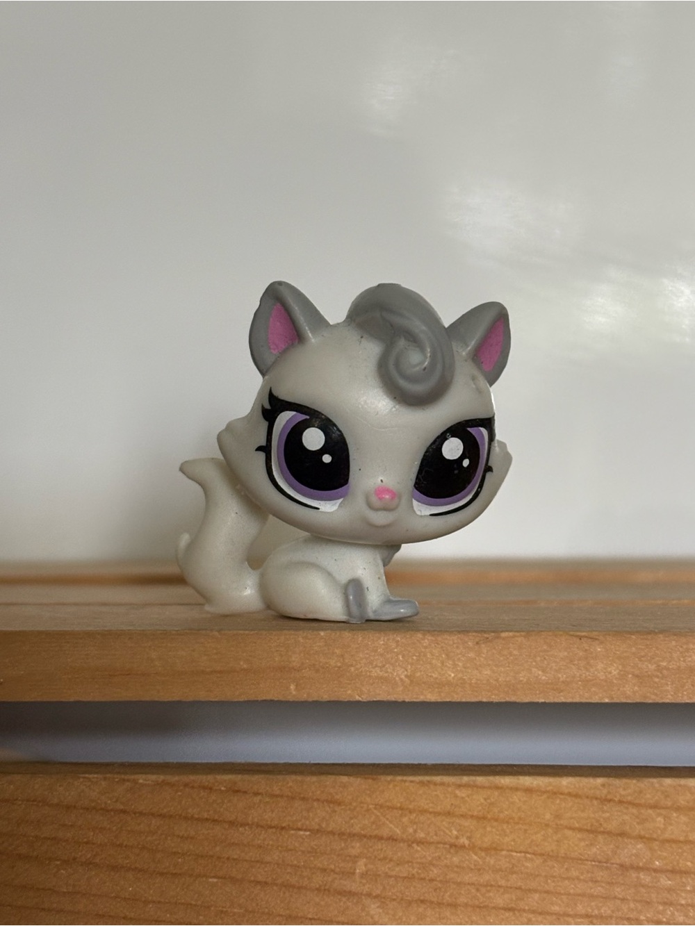 Mini Littlest Pet Shop Gray & White Kitty Miniature Figure with Purple Eyes #268